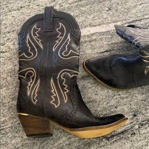 Very volatile boots size 9